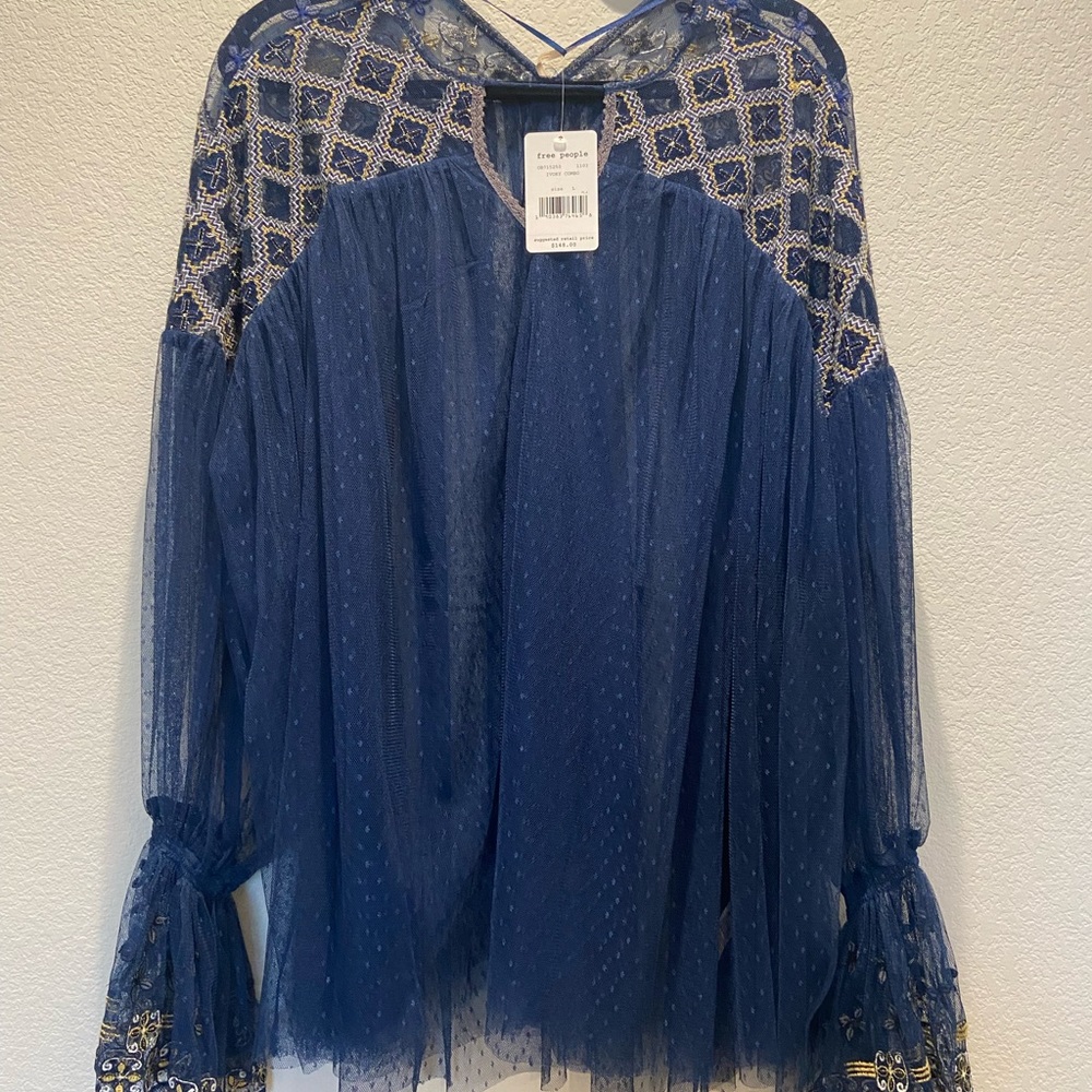 Navy blue and gold 𝕗𝕣𝕖𝕖 𝕡𝕖𝕠𝕡𝕝𝕖 blouse